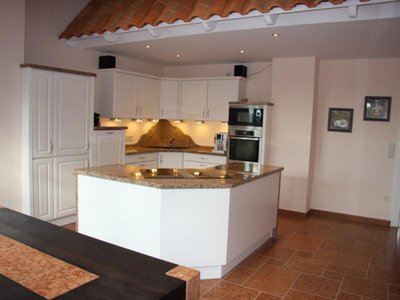 Küche im Landhausstil mit lackierter Front